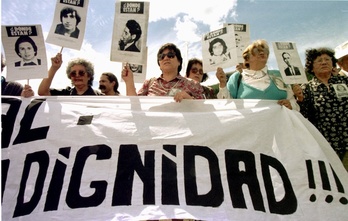 Protesta al sur de Chile por los desaparecidos en el enclave alemáN Colonia Dignidad.1997. (Cris BOURONCLE/AFP) 