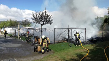 El fuego ha calcinado varios bungalows. (@BomberosAraba)