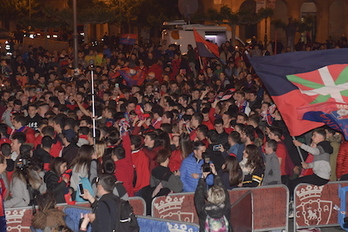 Pese a lo intempestivo de la hora, miles de aficionados rojillos se dieron cita en la Plaza del Castilo pasada la medianoche. (Idoia ZABALETA / FOKU)
