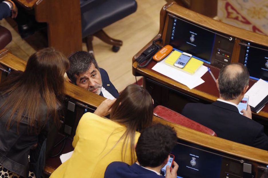 Jordi Sànchez, sentado junto a Jordi Turull en la sesión constitutiva del Congreso. (EFE POOL)