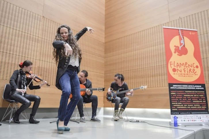 El flamenco no ha faltado en la presentación del festival. (Idoia ZABALETA/FOKU) 