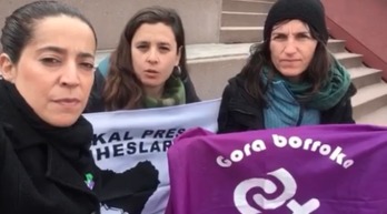 Nekane Txapartegi, junto a integrantes de Bilgune Feminista que han acudido a solidarizarse ante la declaración. 