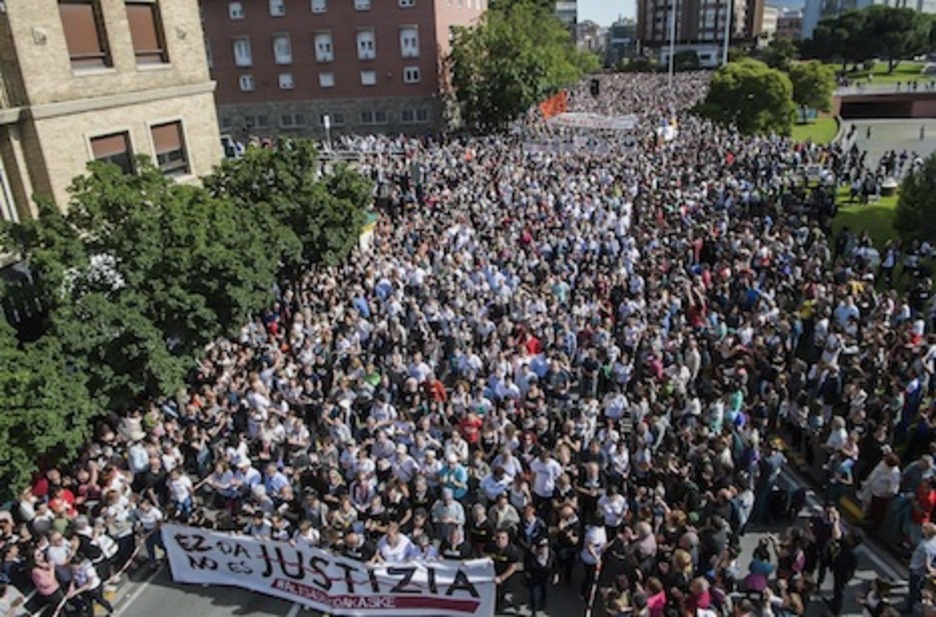 Unas 90.000 personas se manifestaron en junio de 2018 contra la sentencia del «caso Altsasu». En la imagen, la manifestación pasa por delante del cuartel de la Guardia Civil en la Avenida Galicia. (Idoia ZABALETA/Foku) 