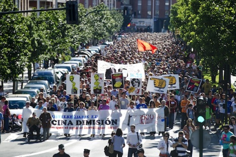 Convocadas por Kontuz!, más de 20.000 personas se manifestaro en Iruñea contra la corrupción en junio de 2013. (Iñigo URIZ/Foku)