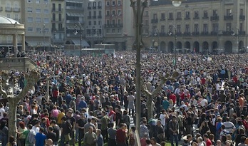 Huelga general en marzo de 2012 contra la reforma laboral y los recortes: unas 30.000 personas acudieron a la manifestación convocada de ELA, LAB y otros sindicatos (Jagoba MANTEROLA/Foku)