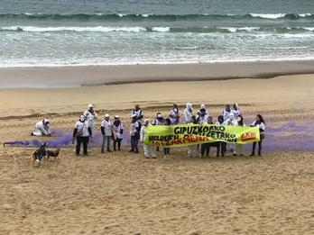 LAB ha trasladado a la playa de La Conche la protesta por las residencias de personas mayores. (@labsindikatua)