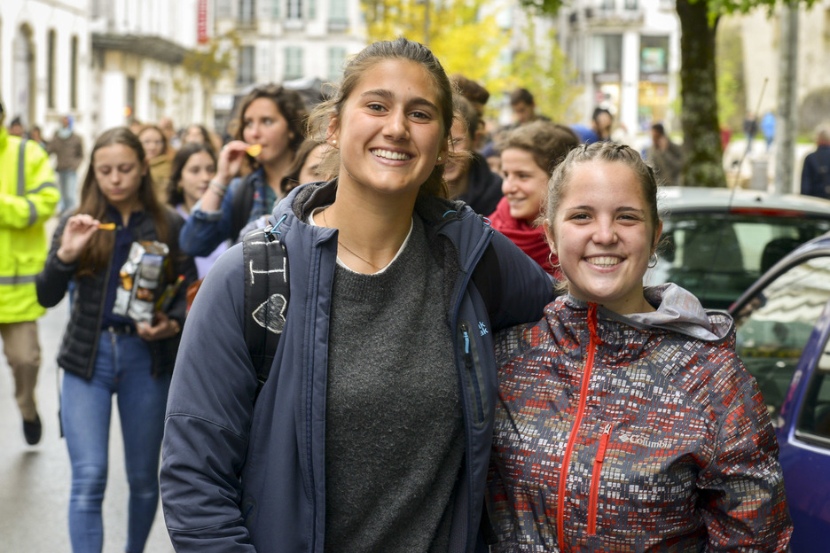 Alaia et Leire, élèves au lycée Etxepare, s'étaient déjà mobilisées le 15 mars dernier. © Guillaume FAUVEAU