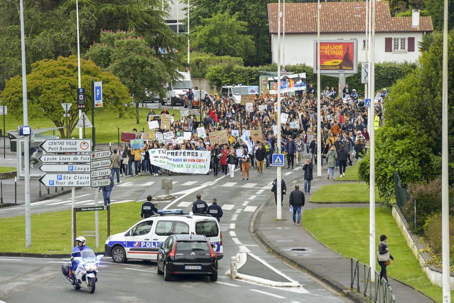 La manifestation a démarré au lycée René Cassin et a rejoint le centre ville en passant par le lycée Louis-de-Foix. © Guillaume FAUVEAU