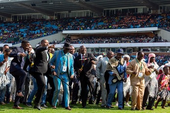 Cyril Ramaphosa (c) baila tras prestar juramento. (Yeshiel PANCHIA / AFP)