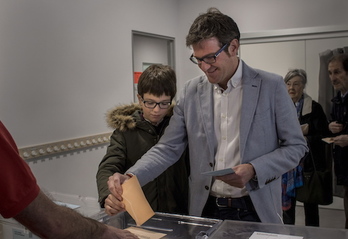 Gorka Urtaran votando en Gasteiz. (Ihana IRIONDO/FOKU)