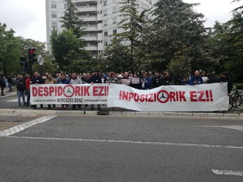 Concentración frente al Palacio de Justicia de Gasteiz. (@Ion_Salgado)