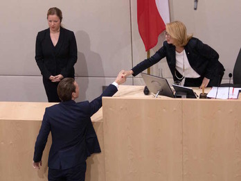 El canciller austriaco, Sebastian Kurz, saluda a la vicepresidenta del Parlamento, Doris Bureas. (Alex HALADA/AFP)