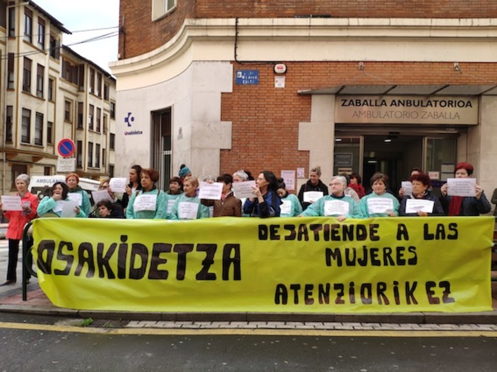 Concentración esta mañana ante el ambulatorio de Barakaldo. (ARGITAN)