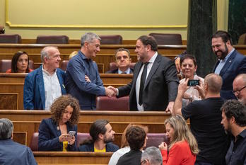 Oskar Matute y Oriol Junqueras se saludan en el Congreso. (NAIZ)