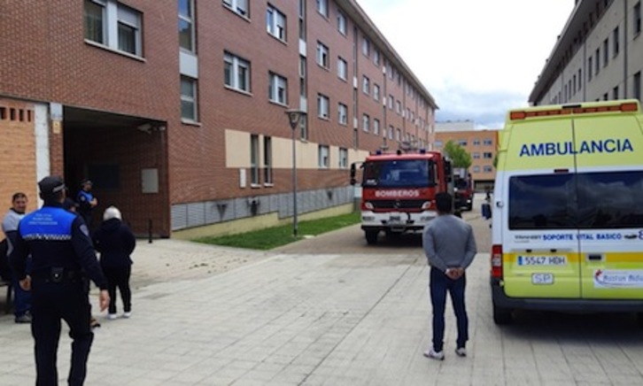 Bomberos y policías municipales intervienen en el incendio de un garaje de Buztintxuri. (POLICÍA MUNICIPAL DE IRUÑEA)