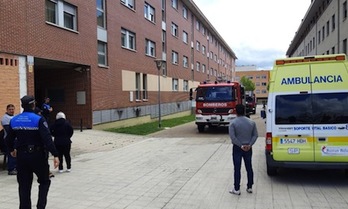 Bomberos y policías municipales intervienen en el incendio del garaje de Buztintxuri. (POLICÍA MUNICIPAL DE IRUÑEA)