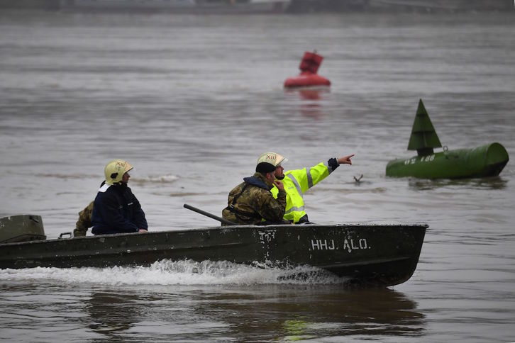 Los equipos de rescate buscan a los desaparecidos. (ATTILA KISBENEDEK /AFP)