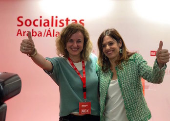 Cristina González y la alcaldable Maider Etxebarria, felices en la noche electoral. (@psearaba)