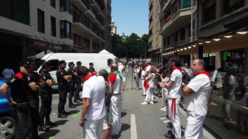 ‘La Sangiovesa’ jatetxearen aurrean eginiko protesta bat, iazko sanferminetan. (NAIZ)