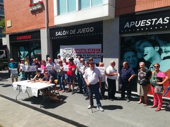 Comparecencia del colectivo en contra de las casas de apuestas de Sanduzelai. (APUSTU ETXEAK SANDUZELAITIK AT)