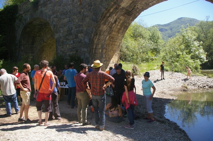 La presentación en el puente de Biotzari ha corrido a cargo de Marta Bascones, Toño Braco, David Soto y Patxi Mantxo. (ZAIN)