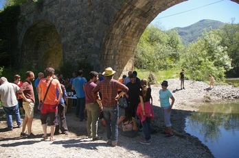 La presentación en el puente de Bigüezal ha corrido a cargo de Marta Bascones, Toño Brako, David Soto y Patxi Mantxo. (ZAIN)