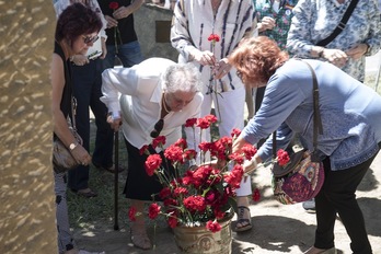 Entrega de flores en el acto de hoy en Loiti. (Jagoba MANTEROLA/FOKU)