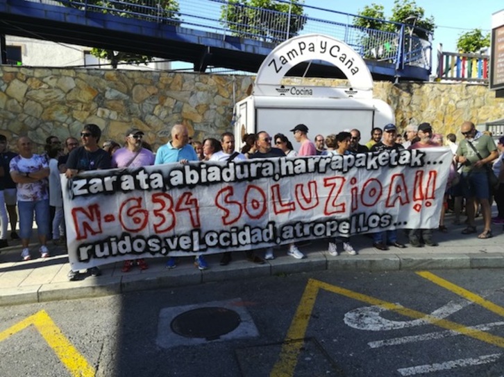 Protesta vecinal esta tarde en Las Carreras. (NAIZ)