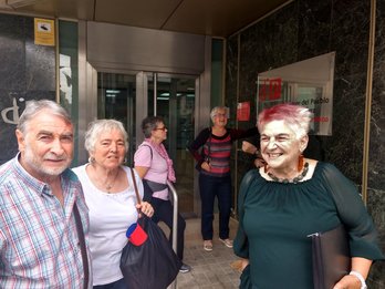 Representantes de Eusko Basterra y Ahaztuak, en el Defensor del Pueblo. (Aritz INTXUSTA)