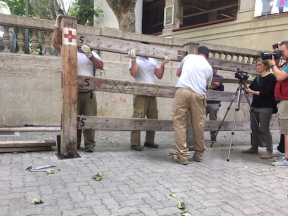 Tres operarios de la carpintería Hermanos Aldaz van colocando cada tablón en su sitio exacto.