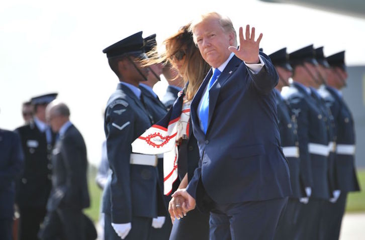 Donald Trump y su esposa Melania, a su llegada a Gran Bretaña. (Mandel NGAN/AFP) 