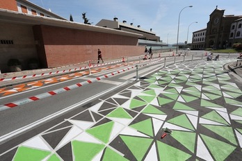 Imagen del espacio pintado dentro del primer corredor escolar seguro de Iruñea. (AYUNTAMIENTO DE IRUÑEA)