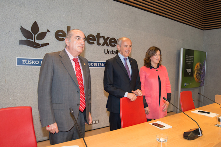 Josu Erkoreka, flanqueado por los consejeros Iñaki Arriola y Beatriz Artolazabal. (IREKIA)