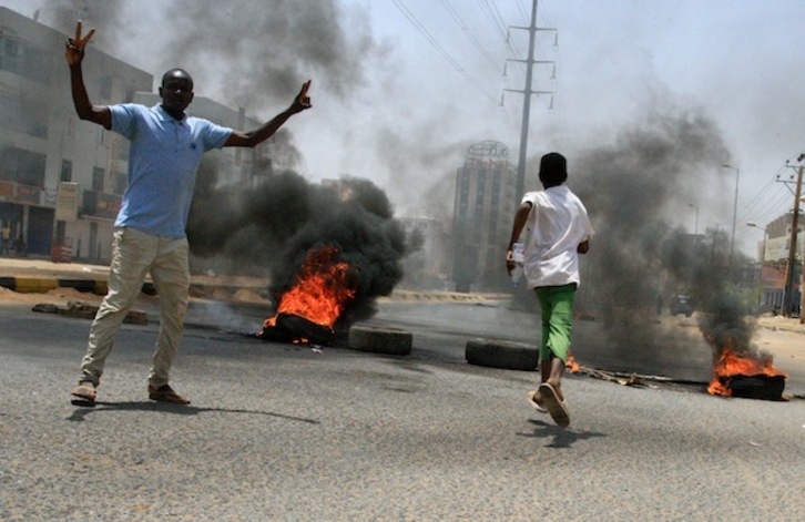 Jóvenes levantan barricadas de fuego contra las milicias paramilitares. (Ebrahim HAMID/AFP)