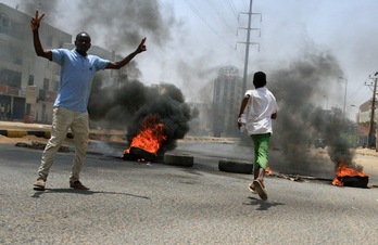 Jovenes levantam barricadas de fuego contra las milicias paramilitares. (EBRAHIM HAMID-AFP)