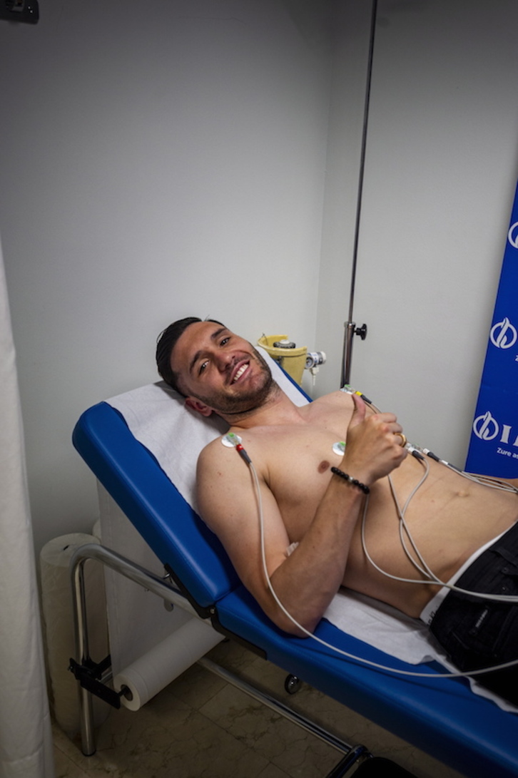 El atacante gallego, durante el reconocimiento médico. (Jaizki FONTANEDA/FOKU)
