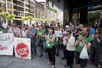 Concentración de la PAH ante la sede de CaixaBank en Iruñea. (Iñigo URIZ/FOKU)