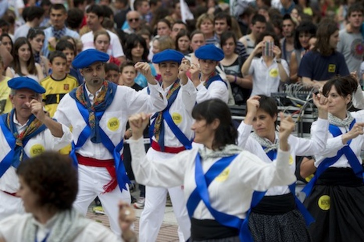 Imagen de archivo de los Mayordomos bailando en el txupinazo de Arrotxapea. (Iñigo URIZ/FOKU)