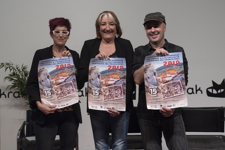 Elena Calvo, Ana Barrena y Fernando Mendiola en la rueda de prensa celebrada en Katakrak de Iruñea. (Iñigo URIZ/FOKU)