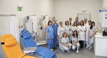 El equipo de la Unidad de IC con Jesús Berjón y Fernando Olaz en el nuevo Hospital de Día. (GOBIERNO DE NAFARROA)