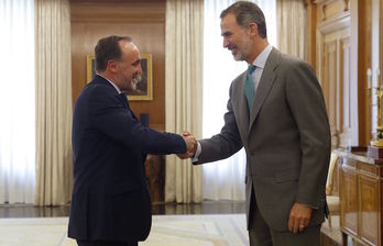 Javier Esparza y Felipe de Borbón se saludan. (POOL EFE)