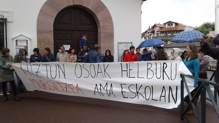 Sare elebidunaren mobilizazioa Donibane Lohizunen. (@Maite_Ubiria)