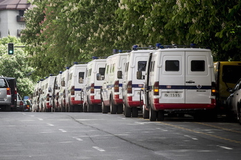 Furgonetas de la Ertzaintza. (Jaizki FONTANEDA / FOKU)