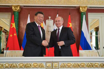 Saludo entre Xi y Putin. (ALEXEY DRUZHININ / SPUTNIK-AFP)