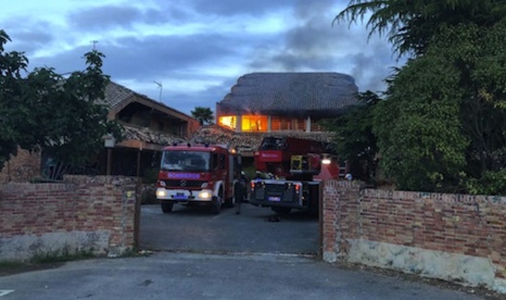 Imagen del incendio en el convento abandonado de Aranzadi. (POLICÍA MUNICIPAL DE IRUÑEA)