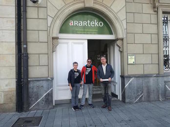 Representantes de la plataforma frente a la sede del Ararteko. (NAIZ)