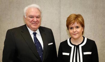 Miguel Angel Vecino Quintana, junto a la primera ministra escocesa, Nicola Sturgeon. (@ScotGovFM)