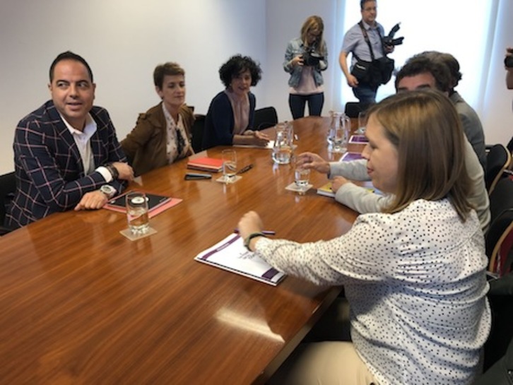 Imagen de la reunión mantenida por el PSN con Podemos Nafarroa. (Ibai AZPARREN)