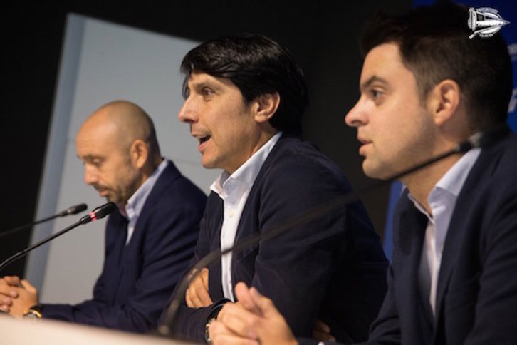 Fernández ha hablado en la presentación del nuevo responsable de fútbol base, Oscar Garro. (@Alaves)