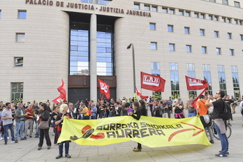 Concentración de LAB ante los juzgados de Iruñea. (Idoia ZABALETA / FOKU)